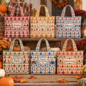 Pode incluir: Seis sacolas retangulares com duas alças, cada uma com um padrão outonal único de abóboras, cogumelos, folhas e bolotas. Cada sacola exibe uma etiqueta oval central com texto personalizado, incluindo nomes como Emily, Sarah's Pumpkin Patch, Olivia, Dog Mom Emily, Emma's Reading Bag e Nana Linda.