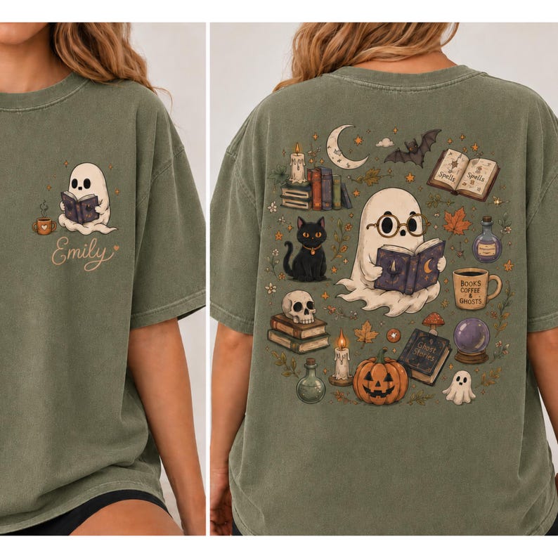 Puede incluir: Una camiseta verde oliva con un peque&ntilde;o gr&aacute;fico en la parte delantera de un fantasma leyendo un libro con el nombre Emily. La parte trasera muestra una gran ilustraci&oacute;n de un fantasma con gafas leyendo, un gato negro, libros y una calabaza.