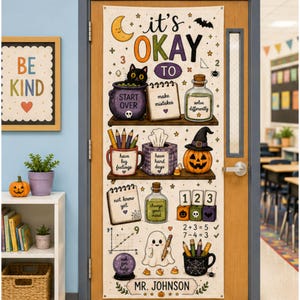 Peut inclure: Une bannière verticale suspendue à une porte avec le texte 'it's OKAY TO', illustrée par un chat noir dans un chaudron, une fiole, une citrouille avec un chapeau de sorcière, un fantôme et des fournitures scolaires avec des phrases motivantes.