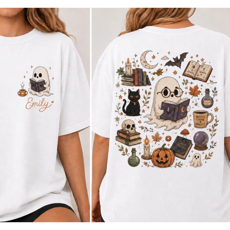 Puede incluir: Una camiseta blanca con un peque&ntilde;o fantasma leyendo un libro y el nombre Emily en el frente. La parte posterior muestra un gr&aacute;fico grande con un fantasma con gafas, un gato negro, una calabaza, libros, una calavera, una bola de cristal y el texto Books Coffee & Ghosts.