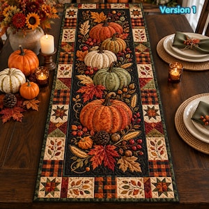 Peut inclure: Un chemin de table matelassé rectangulaire orné d'un motif central de citrouilles orange, vertes et blanches, de feuilles d'automne, de pommes de pin et de baies sur fond noir, bordé d'un patchwork d'étoiles et de carrés à carreaux aux tons automnaux.