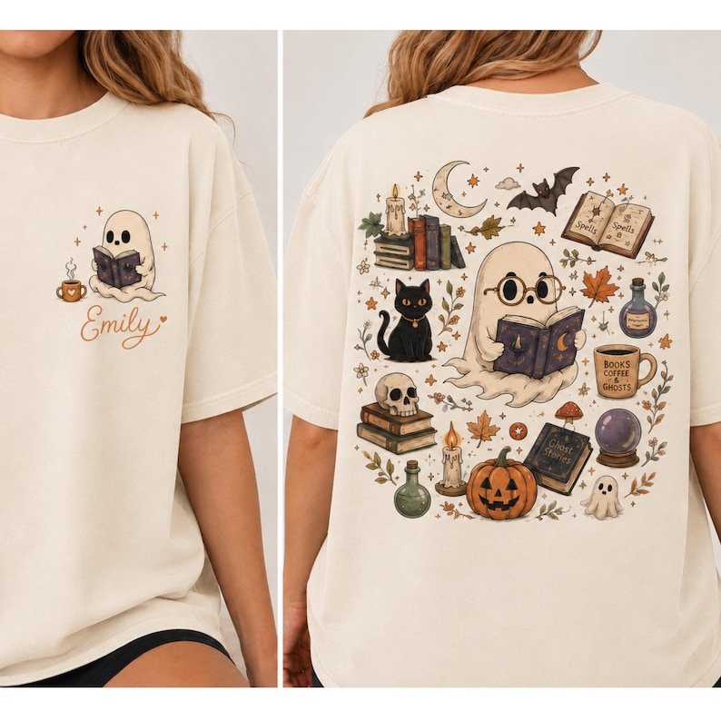 Puede incluir: Una camiseta color hueso con un peque&ntilde;o gr&aacute;fico en el frente de un fantasma leyendo un libro con el nombre Emily y una taza de caf&eacute;. La parte posterior muestra una gran ilustraci&oacute;n de un fantasma con gafas leyendo, rodeado de libros, un gato, una calabaza y velas.
