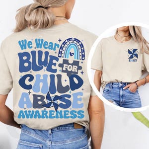 Aangepaste naam: we dragen blauw voor kinderen shirt, blauw lint bewustzijnscadeau, kinderbewustzijn regenboog, bescherm de kinderen, blauw voor kind