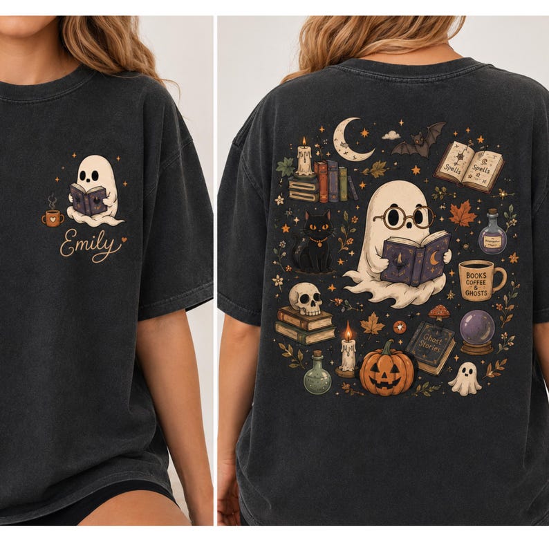 Puede incluir: Una camiseta gris carb&oacute;n con un peque&ntilde;o gr&aacute;fico en el frente de un fantasma leyendo un libro con el nombre Emily y una taza de caf&eacute;. La parte posterior muestra una gran ilustraci&oacute;n de un fantasma leyendo, un gato negro, calabaza y libros.