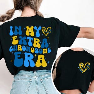 Shirt In My Extra Chromosome Era, sweatshirt downsyndroom, 3 21 shirt downsyndroom, blauw geel lint, donskrijger, groovy T-shirt
