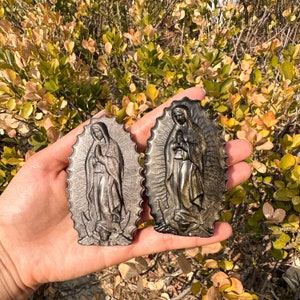 Virgen María de obsidiana dorada y plateada de 2,3" con base independiente