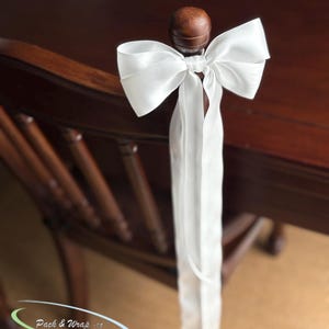 Puede incluir: Un juego de tres tazas de cerámica con un acabado mate moteado. Las tazas son de color crema, gris claro y gris oscuro. Cada taza tiene un diseño simple y moderno y un asa redondeada.