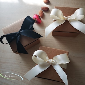 Pequeñas cajas de regalo de cartón Kraft con lazos de cinta de raso, cajas de regalo plegables de color marrón rústico, cajas de regalo de bricolaje, papel artesanal, bomboneras de boda