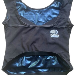 Może przedstawiać: Czarna, bezrękawowa koszulka z niebieską podszewką i białym nadrukiem mózgu z napisem "CLEVER".