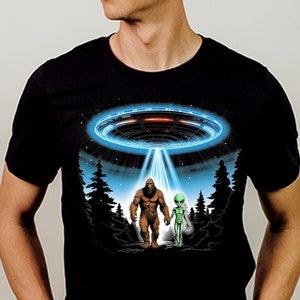 Abducción alienígena de Bigfoot, nave espacial OVNI, PNG, sublimación, arte divertido de críptidos para camisetas (descargas instantáneas)