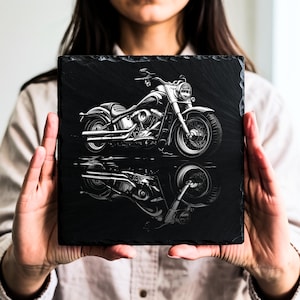 Może przedstawiać: Czarno-biała ilustracja motocykla na czarnym tle z łupka. Motocykl jest w klasycznym stylu cruiser z dużym przednim kołem i pojedynczym siedzeniem.