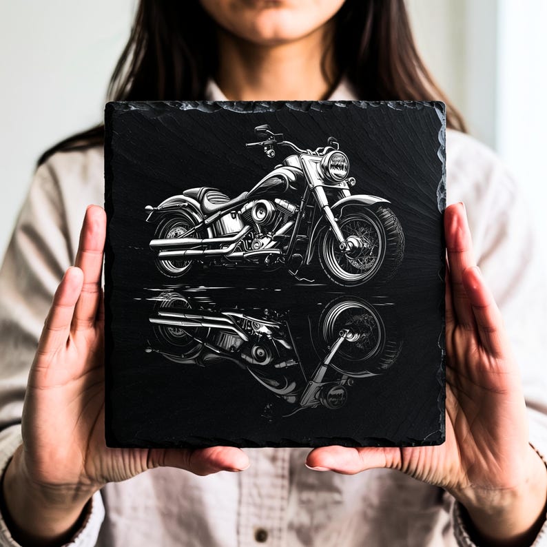 Może przedstawiać: Czarno-biała ilustracja motocykla na czarnym tle z łupka. Motocykl jest w klasycznym stylu cruiser z dużym przednim kołem i pojedynczym siedzeniem.
