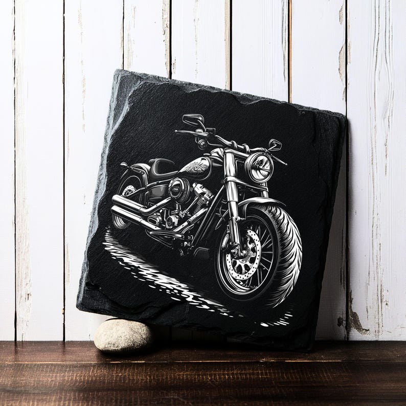 Może przedstawiać: Czarno-biała ilustracja motocykla na czarnym tle z łupka.