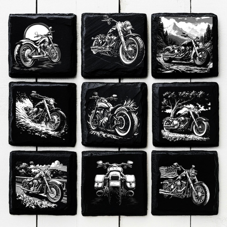 Może przedstawiać: Zestaw dziewięciu czarnych podkładek ze łupka z białymi ilustracjami motocykli. Każda podkładka ma inny wz&oacute;r, w tym motocykl w lesie, motocykl w wodzie i motocykl z amerykańską flagą.