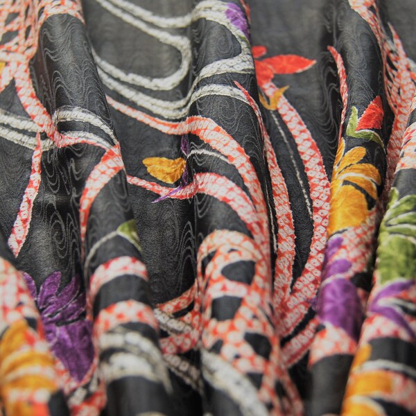 Entdecken Sie die zeitlose Eleganz der 80er Jahre mit diesem Vintage-Seiden-Kimono-Seidenstoff, der direkt aus Frankreich versandt wird＃17001L