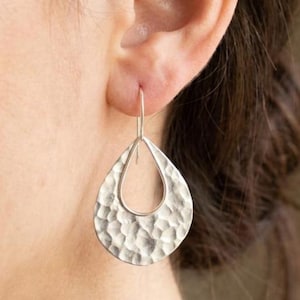 Handgemaakte, gehamerde sterling zilveren oorbellen in druppelvorm – moderne, opvallende hangende sieraden