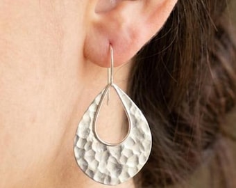 Pendientes de plata martillada hechos a mano: pendientes colgantes con forma de lágrima, bañados en plata de ley, un regalo para ella.