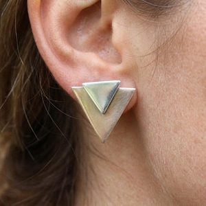 Puces d'oreilles triangle superposées modernes - Boucles d'oreilles tige géométriques en argent sterling - Bijoux abstraits minimalistes - Cadeau contemporain unique
