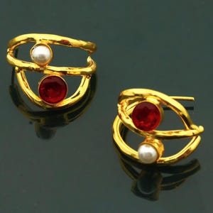 Superbes boucles d'oreilles en plaqué or 18 carats avec de superbes accents de rubis et de perles, design élégant et intemporel.