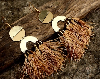 Pendientes Boho de latón con borlas – Joyería artesanal para festivales – Pendientes largos con flecos de hilo dorado – Pendientes largos y ligeros