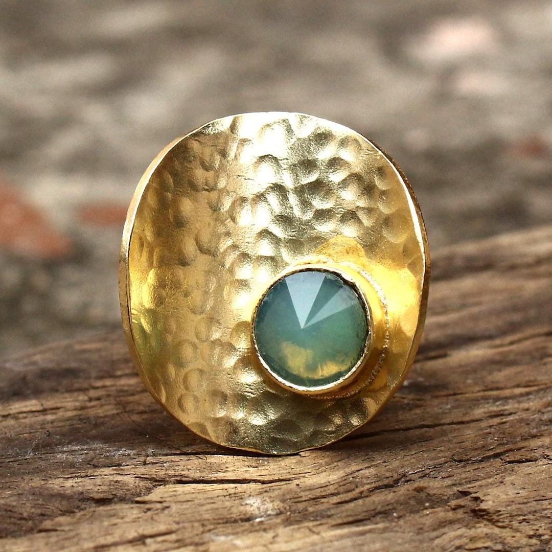 A SPANISH STATEMENT GEMSTONE RING GOLD
