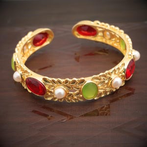 Brazalete de cuarzo granate, cuarzo peridoto y perlas / Brazalete tipo puño chapado en oro de 18k, brazalete de piedras preciosas multicolor / Brazalete elegante y llamativo abierto /