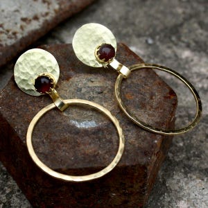 Pendientes de aro de oro martillado con granate / Pendientes colgantes artesanales llamativos / Joyería bohemia de latón texturizado / Joyería de piedra natal / Regalo para ella imagen 3