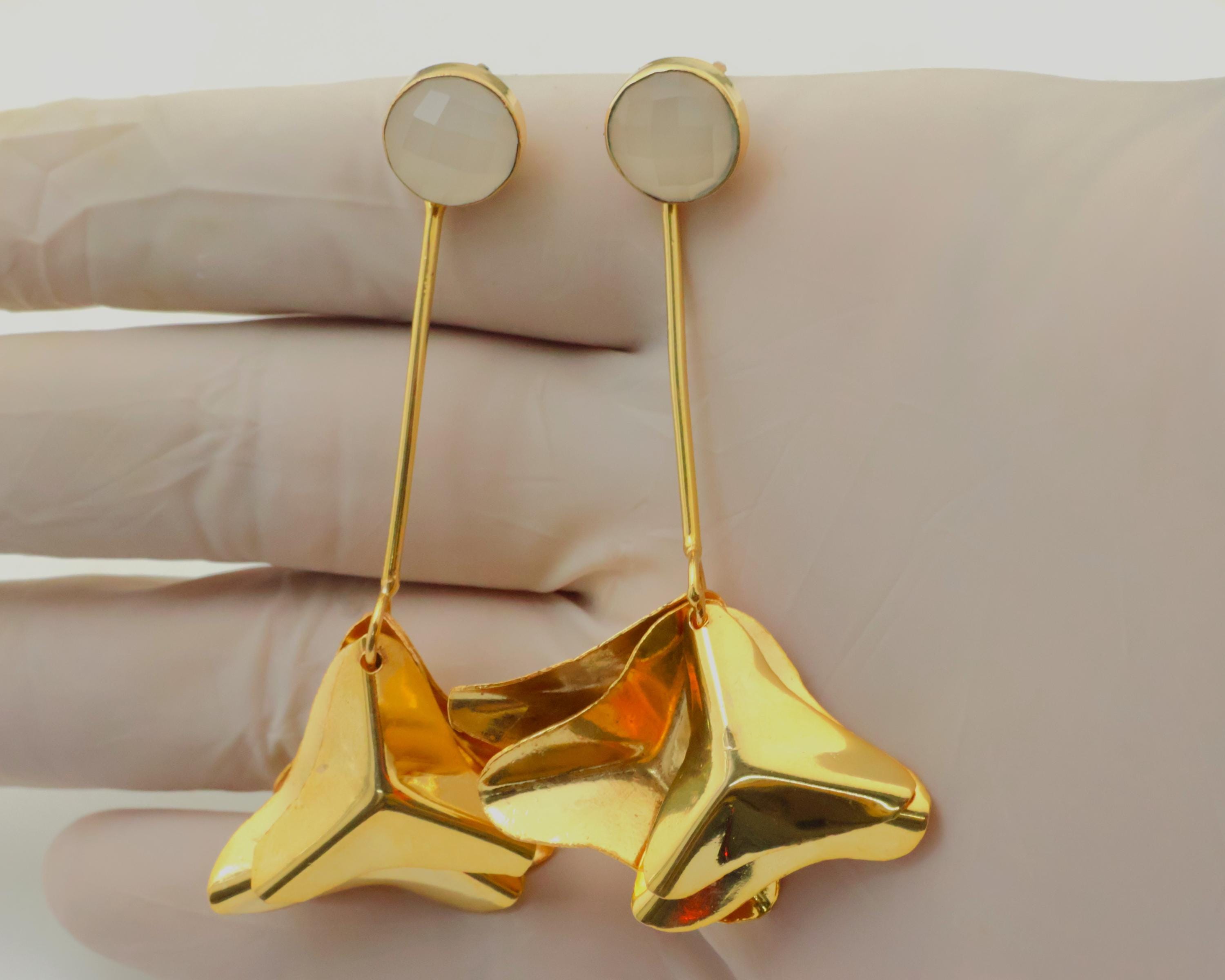 18金メッキのぶら下がりピアス | ホワイトカルセドニーピアス | 彫刻 