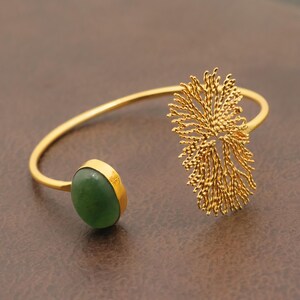 Armband i 18k guld med öppen manschett, grön jadesten, naturinspirerat armband