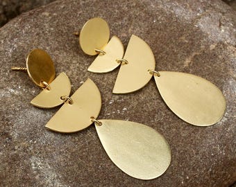 Pendientes colgantes geométricos dorados hechos a mano / Joyería moderna abstracta / Regalo ligero y llamativo para ella / Diseño bohemio atrevido