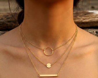 Collar de latón dorado en capas, dijes de barra, círculo y disco, estilo minimalista moderno y elegante.