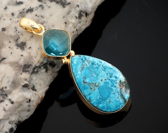 Colgante ovalado de topacio azul turquesa / Medallón de latón chapado en oro de 18 quilates