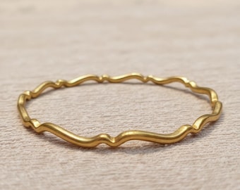 Elegant 18k Gold-Plated Bangle – Smooth Wavy Shape, Timeless Style