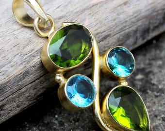 Colgante artesanal de peridoto y topacio azul suizo – Charm de piedras preciosas chapado en oro
