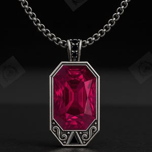 Puede incluir: Un collar con colgante de plata con una gran gema de rubí rectangular y facetada. El colgante tiene un marco de plata adornado con remolinos decorativos y un pequeño acento de gema negra. La cadena es de diseño simple.