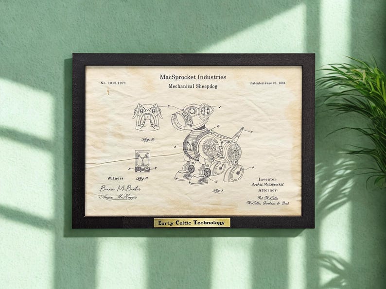 Puede incluir: Impresi&oacute;n enmarcada de estilo vintage de una patente de perro pastor mec&aacute;nico. La obra de arte presenta dibujos t&eacute;cnicos detallados en tinta negra sobre papel envejecido, con el texto "MacSprocket Industries Mechanical Sheepdog" y "Early Celtic Technology". El marco es negro.