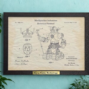 Puede incluir: Impresi&oacute;n enmarcada de patente vintage de un robot mec&aacute;nico de granja, con dibujos lineales detallados y texto. La impresi&oacute;n incluye el texto "MacSprocket Industries" y "Early Celtic Technology" sobre un fondo beige claro, enmarcado en marr&oacute;n oscuro.