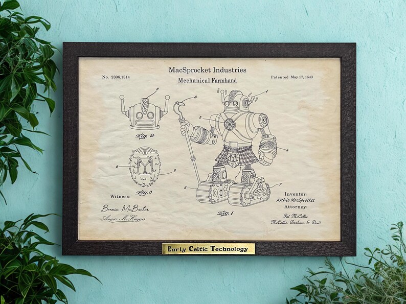 Puede incluir: Impresi&oacute;n enmarcada de patente vintage de un robot mec&aacute;nico de granja, con dibujos lineales detallados y texto. La impresi&oacute;n incluye el texto "MacSprocket Industries" y "Early Celtic Technology" sobre un fondo beige claro, enmarcado en marr&oacute;n oscuro.