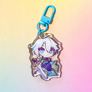 Puede incluir: Un llavero de acr&iacute;lico transparente con un personaje de anime azul y blanco sobre un fondo blanco. El personaje tiene el pelo blanco, los ojos azules y lleva un atuendo morado y blanco.