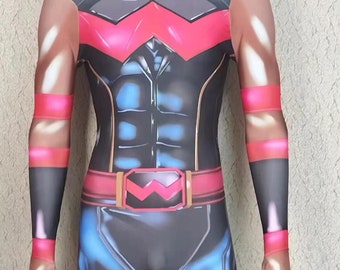Puede incluir: Un mono de spandex negro y rojo con un cinturón rojo y dorado. El traje tiene un símbolo 'W' rojo en el pecho y un símbolo 'W' negro en el cinturón.