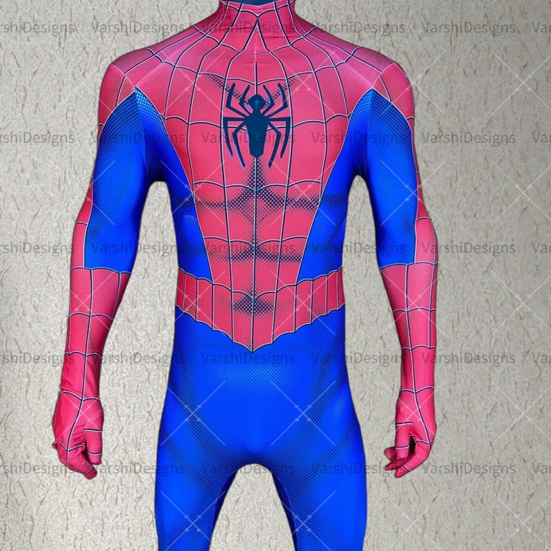 Pu&ograve; includere: Un costume in spandex rosso e blu con un logo di ragno sul petto. Il costume ha un motivo a ragnatela su tutto.