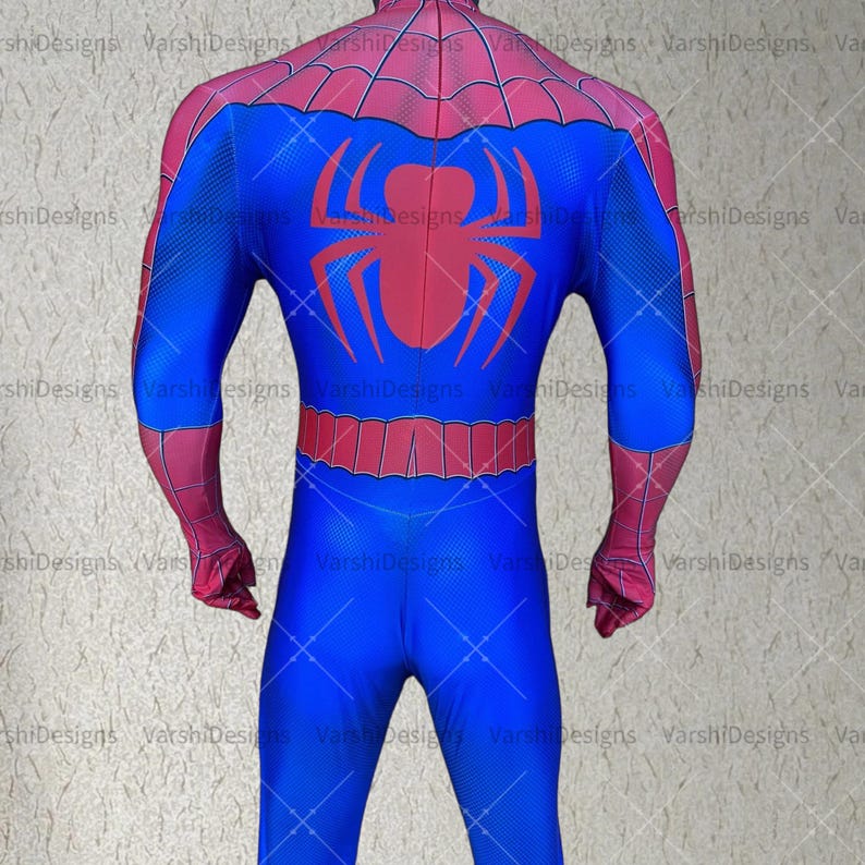 Pu&ograve; includere: Un costume in spandex blu e rosso con un logo di ragno sulla schiena. Il costume ha un motivo a ragnatela sulle braccia e sulle gambe.