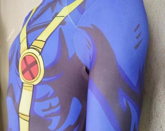 Puede incluir: Mono de spandex azul y negro con una correa amarilla y una X roja en el pecho.