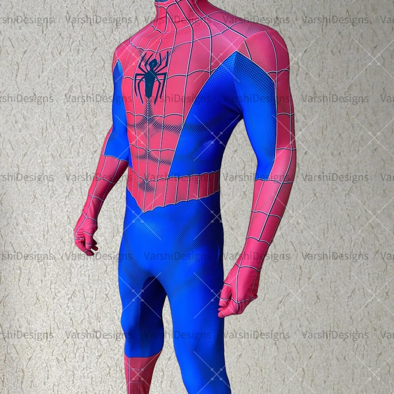 Pu&ograve; includere: Un costume in spandex rosso e blu con un logo di ragno sul petto. Il costume ha un motivo a ragnatela su tutto.
