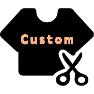 Może przedstawiać: Czarna sylwetka koszulki z nadrukiem słowa "Custom". Para nożyczek tnie dolną część koszulki.