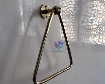 Porte-serviettes triangulaire en laiton - Anneau porte-serviettes mural moderne fait main, accessoire de salle de bain en laiton poli