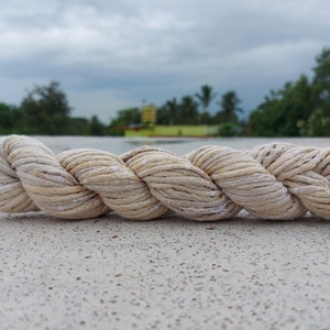 Recycled Sari Seidenband White-Dori Garn (100gramm) zum Stricken, Häkeln und Weben (Kostenloser Versand)