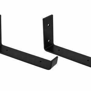 Puede incluir: Dos escuadras de estantería de metal negro. Cada escuadra tiene forma de L con una placa vertical con dos orificios para el montaje y un soporte horizontal con un orificio. Las escuadras están diseñadas para soportar estantes.