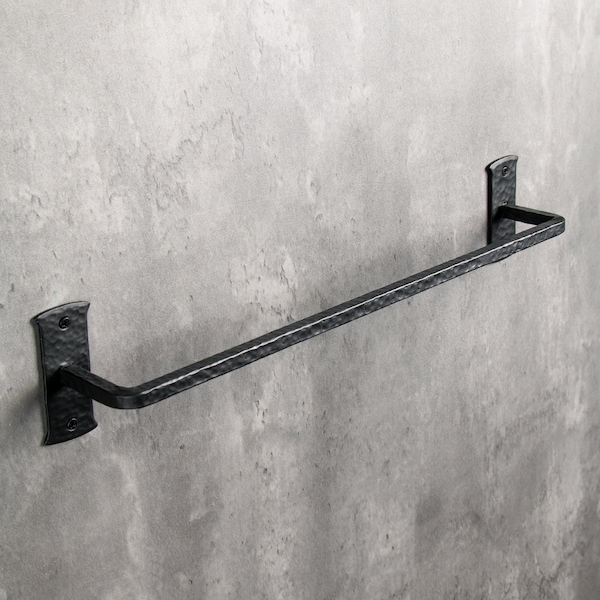 Toallero de hierro forjado hecho a mano por un herrero. Montaje en pared. Apto para baño, cocina, etc. Acabado cuadrado martillado (negro).