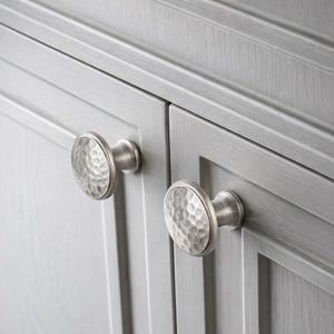 Paquete de 2 pomos de peltre forjados a mano para gabinete - Plata martillada (30 mm)